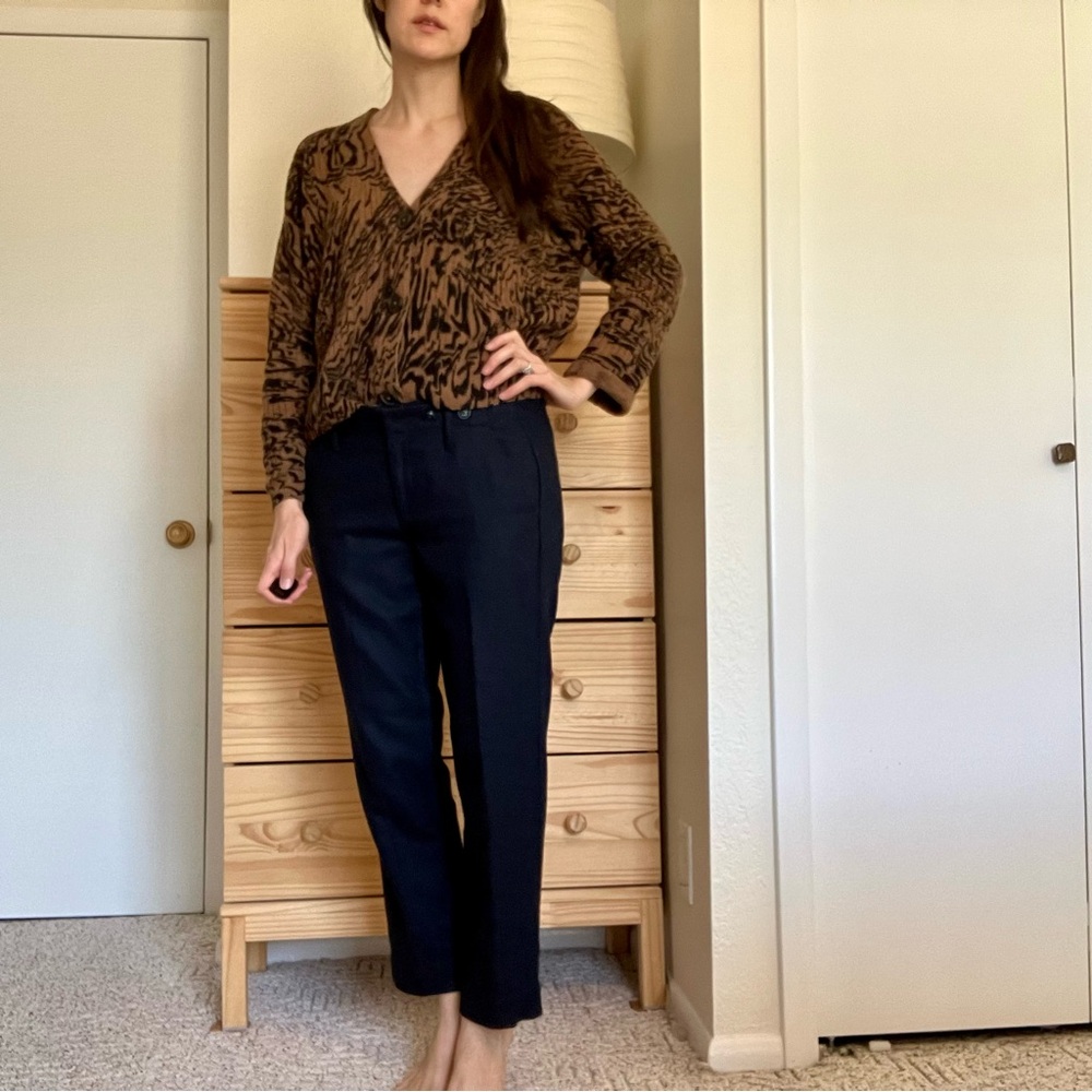 ANTHROPOLOGIE • Paper boy • navy cropped trousers